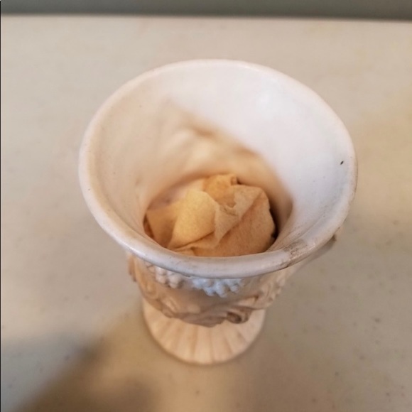 Vintage bouquet of ceramic flowers in a classical ceramic planter. - Picture 5 of 10